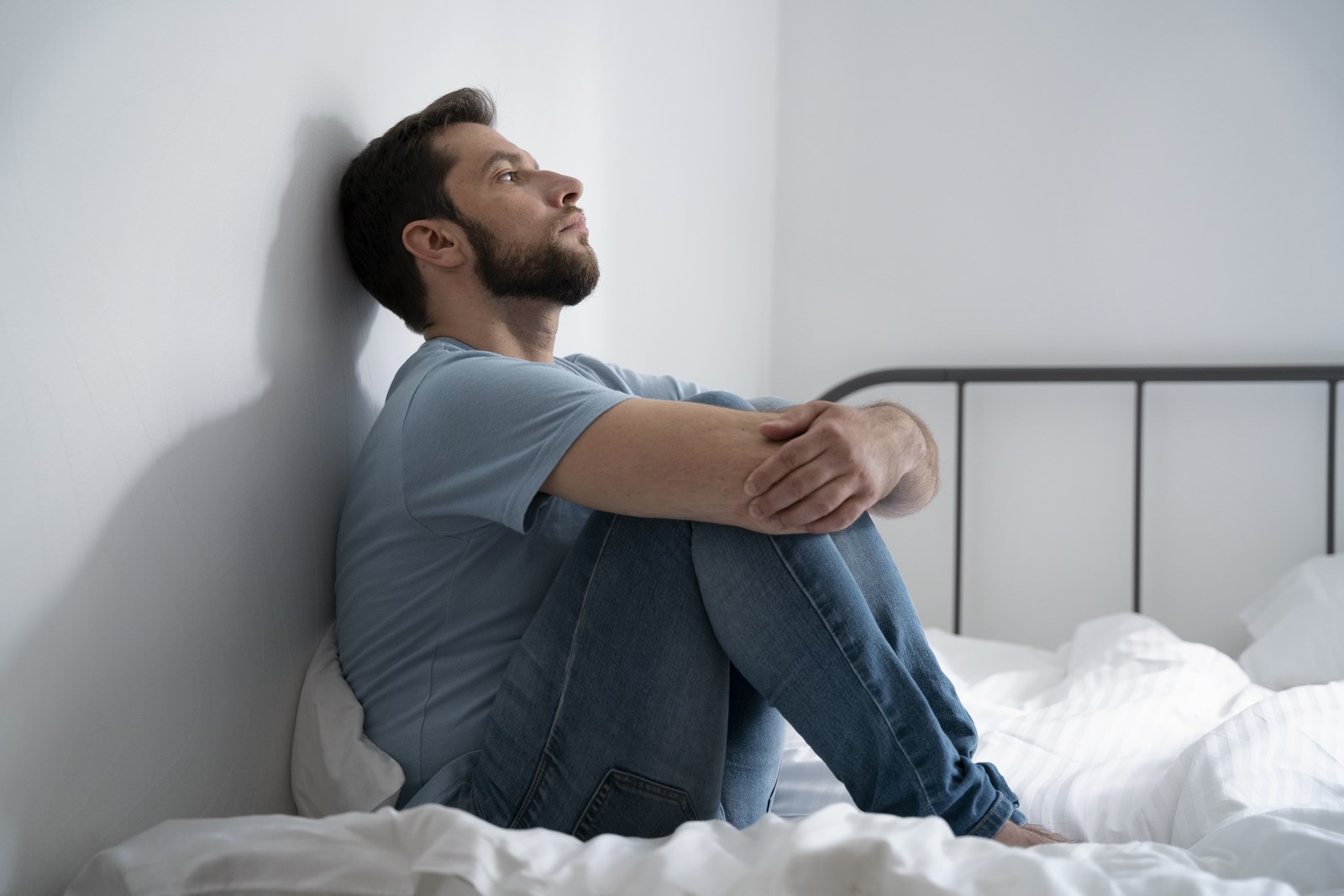 hombre-ansioso-de-tiro-completo-sentado-en-la-cama (Copiar)