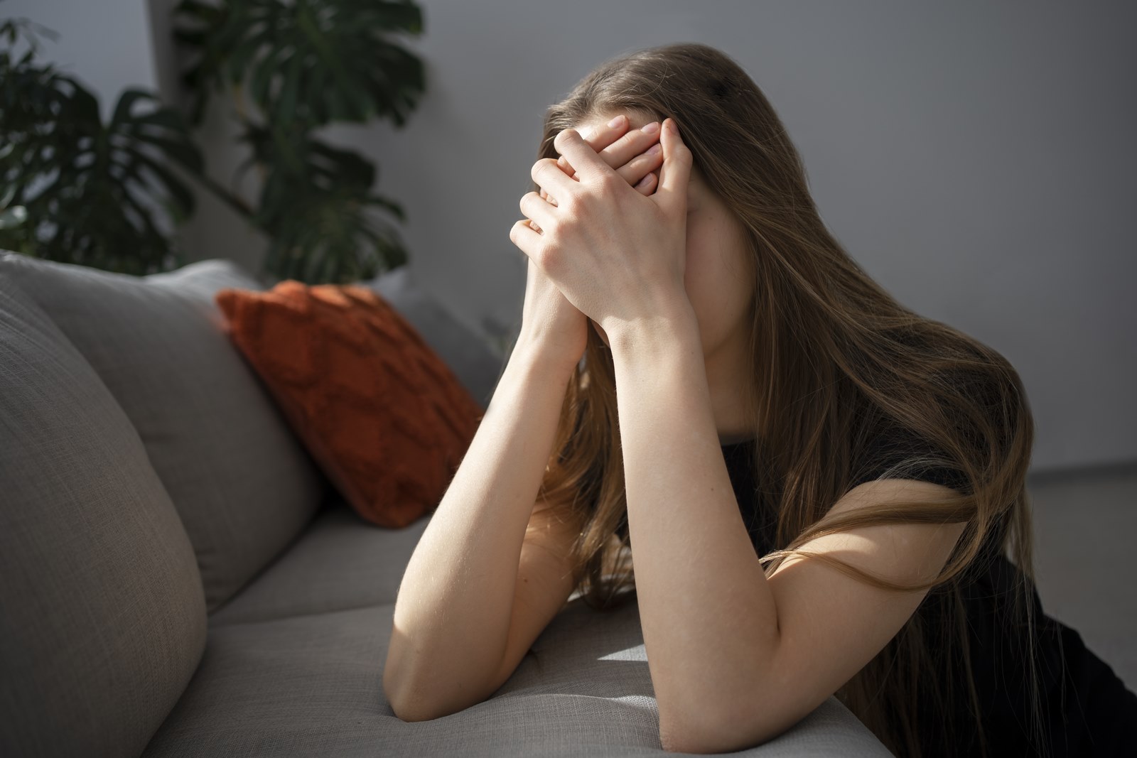 triste-joven-en-casa (Copiar)